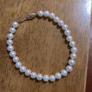 Real pearl bracelet-lightly used condition